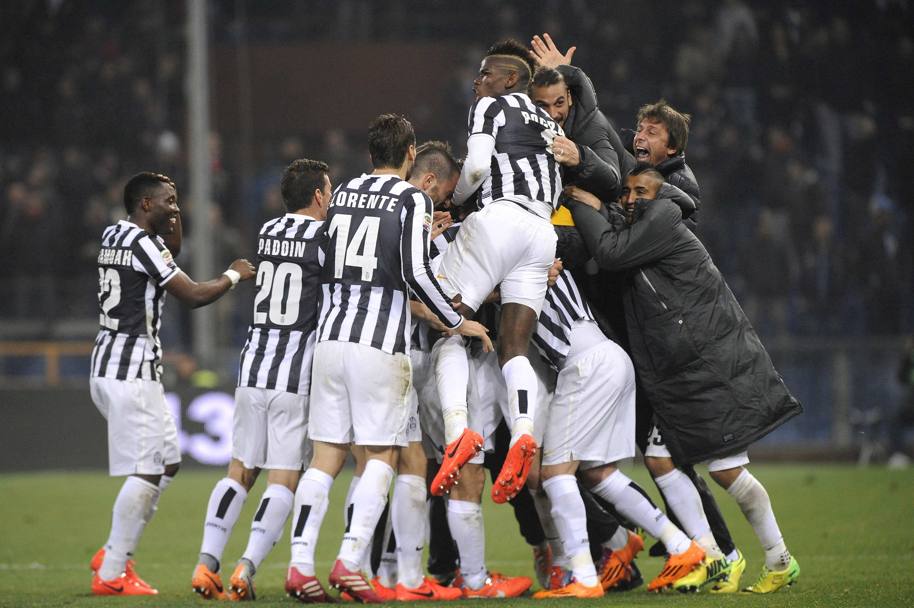 La grande festa della Juve a fine partita: i bianconeri hanno battuto 1-0 il Genoa con gol di Pirlo all&#39;80&#39;. Reuters